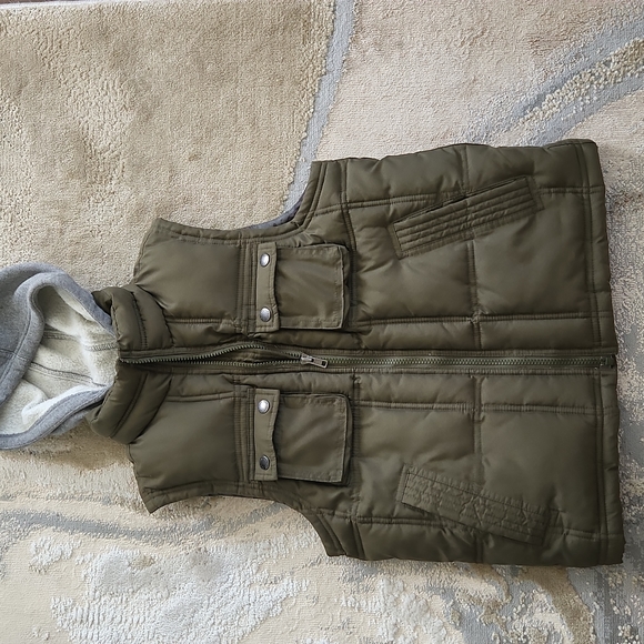 Gap Puffer Vest - Picture 9 of 11
